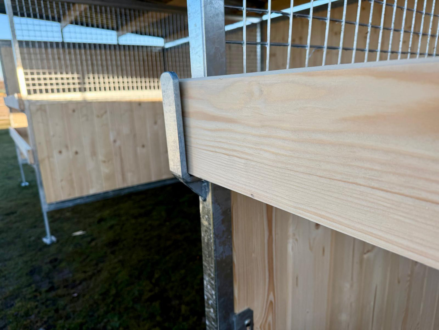 Dřevěný přístřešek pro koně 3 x 9 m se závorami a dělícími stěnami