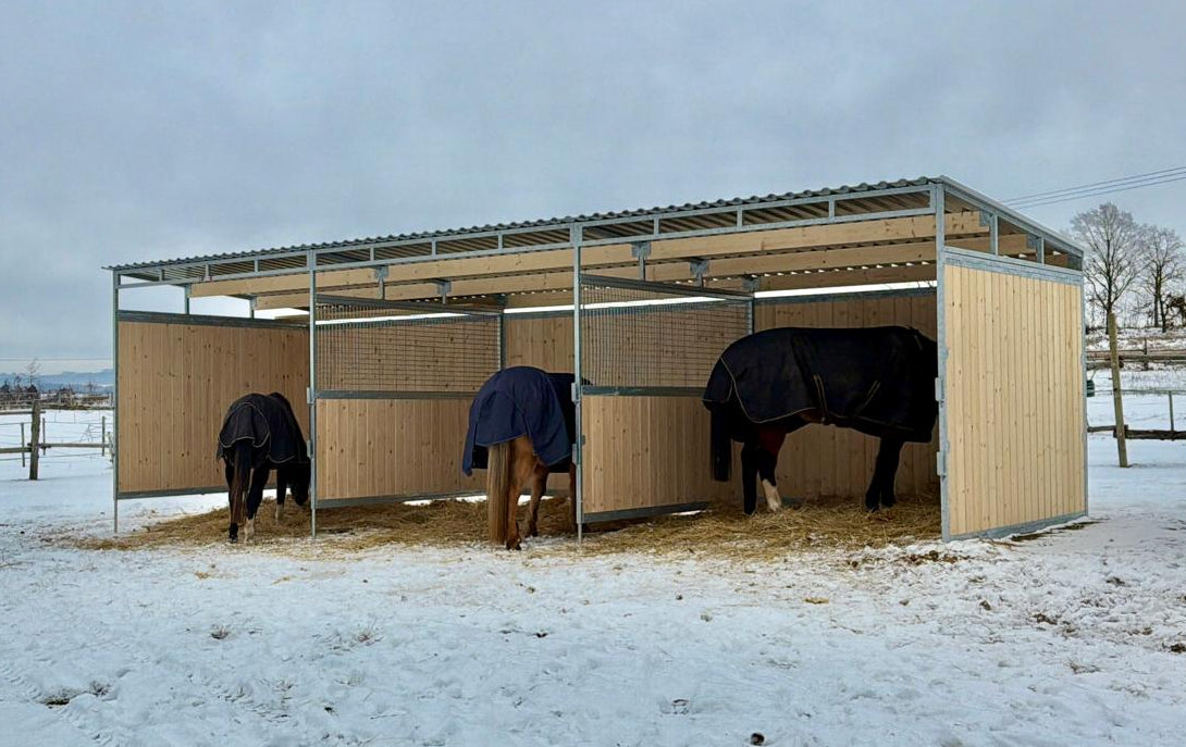 Dřevěný přístřešek pro koně 3 x 9 m se závorami a dělícími stěnami
